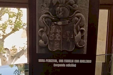 La familia Mira-Perceval dona un ejemplar de su obra genealógica a la Biblioteca Municipal de Aspe La familia Mira-Perceval dona un ejemplar de su obra genealógica a la Biblioteca Municipal de Aspe