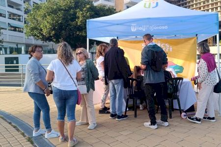El Síndic de Barri Jaime Santamaría atiende a los vecinos de la Cala de Villajoyosa