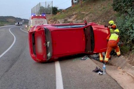 Una dona ferida després d'un brutal accident amb el seu cotxe a Sumacàrcer