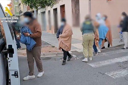 Jornades de 13 hores, sense descans, quasi sense sou i en amuntegament extrem: així era el calvari de les 80 persones explotades a Nules