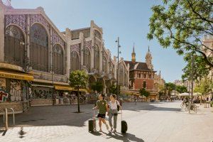El turista extranjero ya gasta 140 euros al día en la Comunitat Valenciana y se queda más tiempo