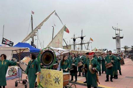 Las justas y el desfile marinero aportan ritmo y emoción a una tarde de sábado con numeroso público asistente