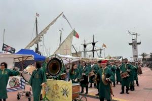 Las justas y el desfile marinero aportan ritmo y emoción a una tarde de sábado con numeroso público asistente