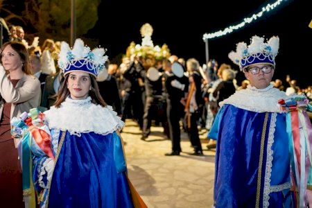Dues dones escolten la Mare de Déu del Castell de Cullera per primera vegada