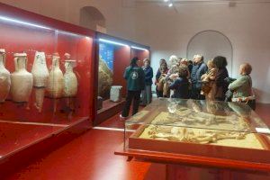 El museo de Burriana acerca la historia a los jóvenes con un taller sobre cerámica desde el Neolítico