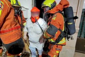 VÍDEO | Un cotxe de la Policia Nacional s'encasta contra un habitatge a Alaquàs i causa un incendi - (foto 3)