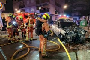 VÍDEO | Un cotxe de la Policia Nacional s'encasta contra un habitatge a Alaquàs i causa un incendi - (foto 5)
