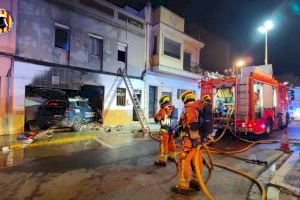 VÍDEO | Un cotxe de la Policia Nacional s'encasta contra un habitatge a Alaquàs i causa un incendi - (foto 4)