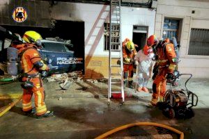 VÍDEO | Un cotxe de la Policia Nacional s'encasta contra un habitatge a Alaquàs i causa un incendi