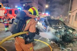 VÍDEO | Un cotxe de la Policia Nacional s'encasta contra un habitatge a Alaquàs i causa un incendi - (foto 2)