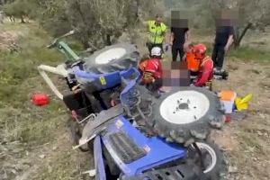 VÍDEO | Un agricultor queda atrapado bajo su tractor en un pueblo de Alicante y es rescatado con vida en una intervención aérea