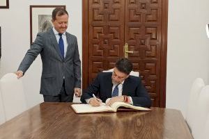 Alicante “prende” Toledo: una hoguera ante 5.000 personas sella un acuerdo histórico entre ambas ciudades - (foto 13) Alicante “prende” Toledo: una hoguera ante 5.000 personas sella un acuerdo histórico entre ambas ciudades - (foto 13)