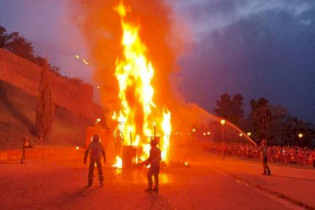 Alicante “prende” Toledo: una hoguera ante 5.000 personas sella un acuerdo histórico entre ambas ciudades