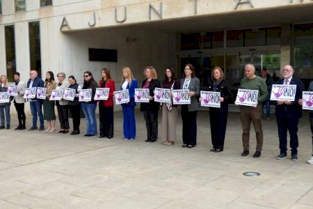 Minuto de silencio en Benidorm para condenar el asesinato machista de una mujer en Basauri