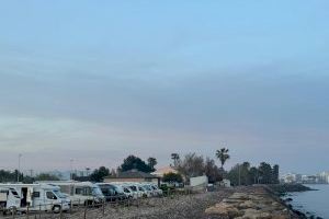 El parking de caravanas de Burriana en primera línea de costa cuelga del cartel de 'completo'