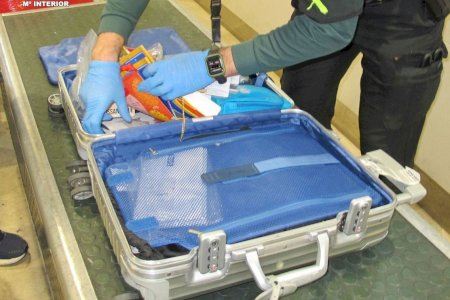 Su maleta pesaba más de lo normal: llega al aeropuerto de Valencia y descubren 4 kilos de cocaína ocultos