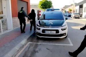 Rep un SMS del banc, introdueix les seues dades i comet un error que li costa car: perd més de 2.000 euros i hi ha un detingut a Alacant