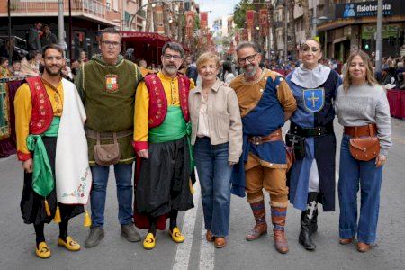 Marián Cano destaca el valor turístico y cultural de las Fiestas de Moros y Cristianos durante la Entrada Mora de San Vicente del Raspeig