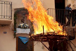 Sant Vicent convierte Nules en un espectáculo de música y fuego con miles de personas en el pasacalle de las quintas - (foto 4)