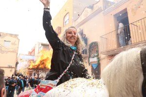 Sant Vicent convierte Nules en un espectáculo de música y fuego con miles de personas en el pasacalle de las quintas - (foto 2)