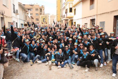 Sant Vicent convierte Nules en un espectáculo de música y fuego con miles de personas en el pasacalle de las quintas