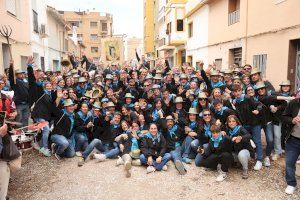 Sant Vicent convierte Nules en un espectáculo de música y fuego con miles de personas en el pasacalle de las quintas