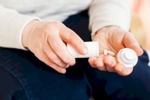 La sobrecarga emocional de los cuidadores domésticos duplica el riesgo de cometer errores con la medicación