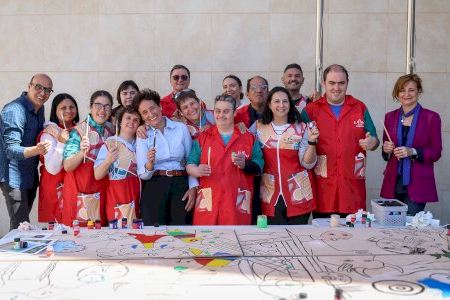 Onda transforma la plaza de El Pla en un gran lienzo inclusivo para celebrar el Día Mundial del Arte Onda transforma la plaza de El Pla en un gran lienzo inclusivo para celebrar el Día Mundial del Arte