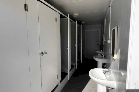 Deportes instala dos contenedores con baños en zonas deportivas urbanas de Petrer para mejorar la calidad de los espacios