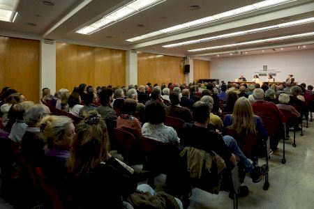 El interés por el libro que rescata voces de la Safor silenciadas por el franquismo abarrota la Casa de Marquesa