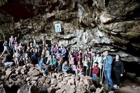 Alfondeguilla renueva su tradición con la emblemática ‘Pujà a la Cova de Sant Vicent’
