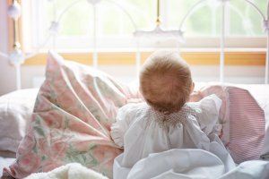 Ojo con esto si tienes un bebé: un estudio valenciano alerta sobre los riesgos de dejarlos al sol tras las ventanas