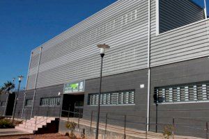 El Centro Socioeducativo Díaz Pintado de Burjassot acoge una charla informativa sobre el proceso extraordinario de regularización