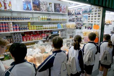 El Ayuntamiento de Crevillent organiza visitas guiadas de escolares al Mercado de Abastos para concienciar sobre una alimentación saludable
