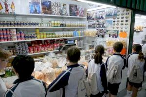 El Ayuntamiento de Crevillent organiza visitas guiadas de escolares al Mercado de Abastos para concienciar sobre una alimentación saludable