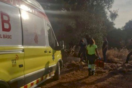 Muere un joven conductor en Vallada aplastado por su propia grúa cuando trataba de rescatar a un tractor