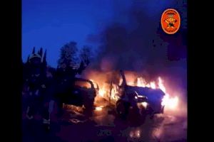 Es crema una furgoneta a València i el foc s'estén a diversos cotxes estacionats Es crema una furgoneta a València i el foc s'estén a diversos cotxes estacionats