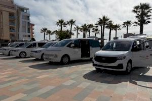 Torrevieja presenta seis nuevos eurotaxis para reforzar el servicio en la ciudad