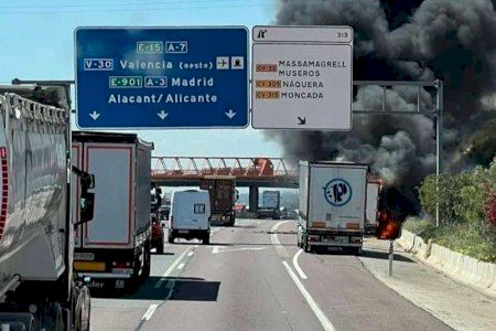 Un camió crema i col·lapsa el baipás amb retencions quilomètriques entre Rafelbunyol i Museros