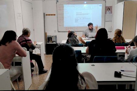 Lloc de Vida-Buscant Alternatives ofrece formación en competencias digitales a mujeres en el marco del programa FEMINA en Burjassot