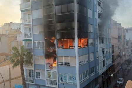 Rescates y desalojos en un bloque de pisos de Torrevieja por un pavosoro fuego