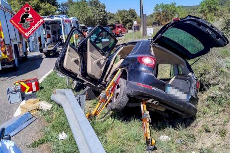 Un coche se sale de la vía en la CV-795 y obliga a excarcelar a una mujer de 87 años