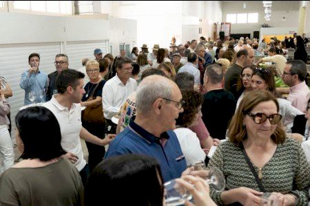 El vino y el embutido vuelven a hacer del Mercat de Dalt de Ontinyent el epicentro del comercio de proximidad