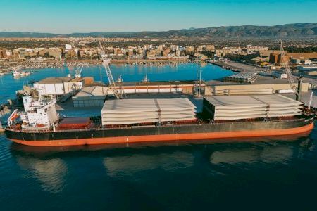 Activan una operación 'delicada' para descargar en Castellón un buque repleto de molinos de viento de China