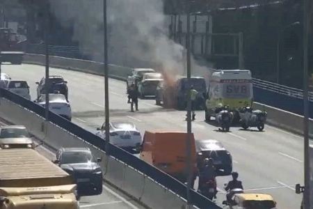 Col·lapse en l'A-3 a València: un cotxe cremant complica l'entrada a la ciutat