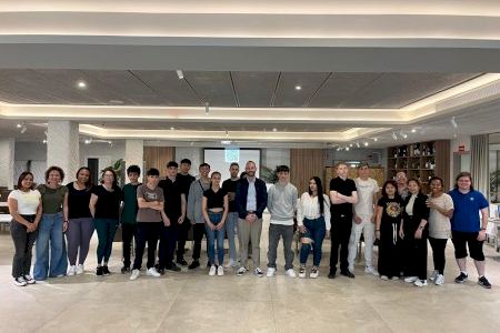 El Ayuntamiento de la Vall d’Uixó impulsa un curso de camarero para mejorar la empleabilidad de personas desempleadas