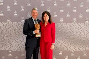 Orihuela recoge en Valencia el Premio al Buen Gobierno de la FVMP al proyecto ‘+ Energía’ de la Concejalía de Bienestar Social - (foto 2)