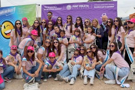Alrededor de 5.000 peñistas de Benidorm celebran la Acampada de las Peñas en un fin de semana de diversión, música y convivencia