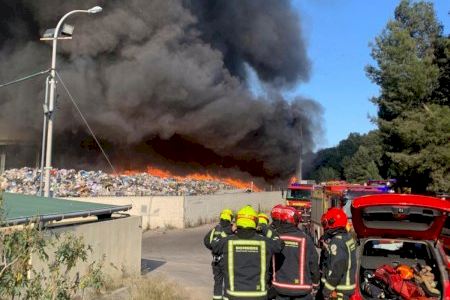 Arde la planta de residuos de Onda: desalojan a vecinos y piden usar mascarillas por el humo