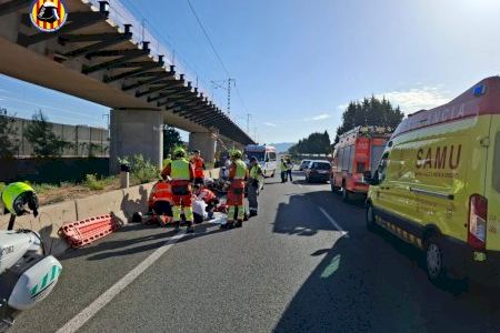 Herido grave un motorista de 28 años tras estrellarse contra un coche en la carretera de Novetlè a Canals